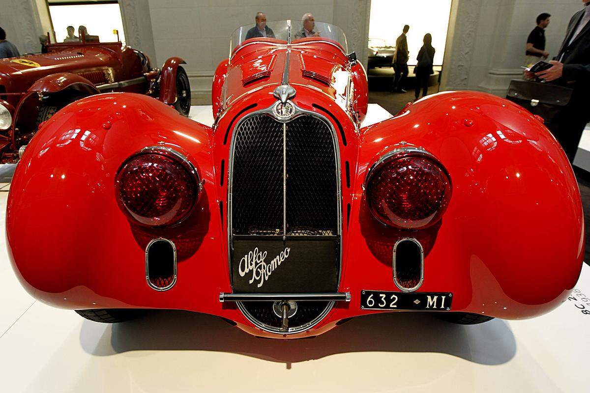 Alfa Romeo 8C 2900 Mille Miglia (1938)Vier Stück des Zweisitzers wurden für die Mille Miglia 1938 gefertigt. Der Wagen des Pintacuda-Mambelli-Teams, der nun im Besitz von Ralph Lauren ist, kam auf Platz zwei. 8 Zylinder, 2,9 Liter Hubraum, zwei Kompressoren, Einzelradaufhängung, hydraulische Bremsen - der Alfa war voll auf der Höhe der damaligen Zeit.