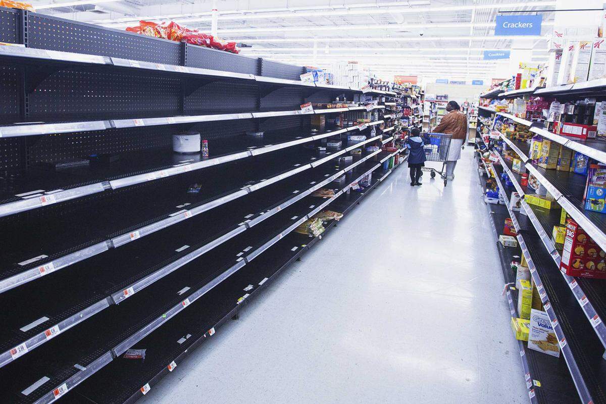 Währenddessen decken sich die Bewohner der betroffenen Region mit Lebensmitteln ein. Die Nachfrage nach Taschenlampen, Campingkochern und Co ist groß. Im Bild die leeren Regale der Wal-Mart-Filiale in Riverhead, New York.