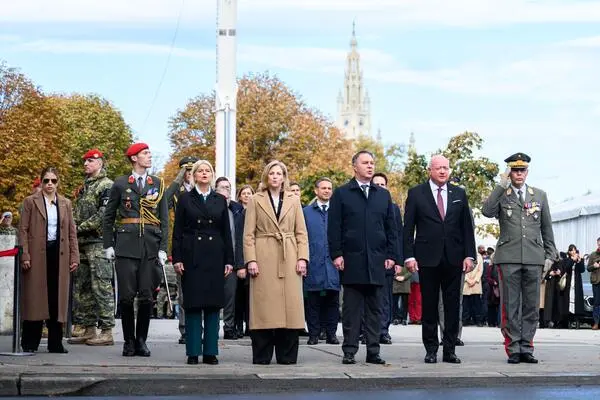 Verteidigungsministerin Klaudia Tanner (ÖVP), Außenministerin Beate Meinl-Reisinger (Neos), Vizekanzler Andreas Babler (SPÖ) und Bundeskanzler Christian Stocker (ÖVP) am Nationalfeiertag 2025.