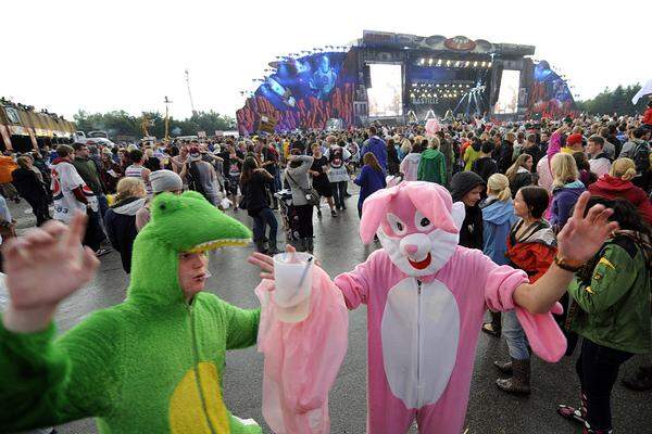 Unterhaltung gibt es für die Festivalgäste genug - die den Bands beginnen um die Mittagszeit, im "Nightpark" mit zwei Floors beginnen um 4 Uhr in der Früh die letzten DJs ihre Schicht. Auch für Schenkelklopfer gibt es heuer eine Bühne: Auf der "Lol-Stage" performen etwa Maschek und Helge Schneider.