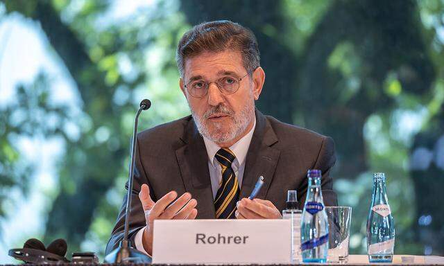 Kommissionsvorsitzender Ronald Rohrer bei Präsentation des Expertenberichts.