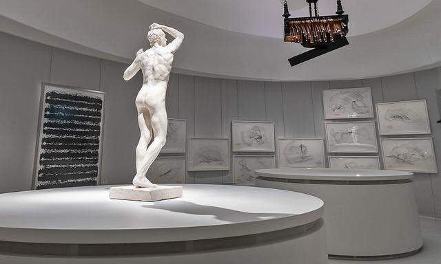 Das KHM ist nicht wiederzuerkennen: Der erste Saal der Ausstellung „Beethoven bewegt“ mit Rodins „Ehernem Zeitalter“, von der Decke hängt Rebecca Horns „Concert for Anarchy“.