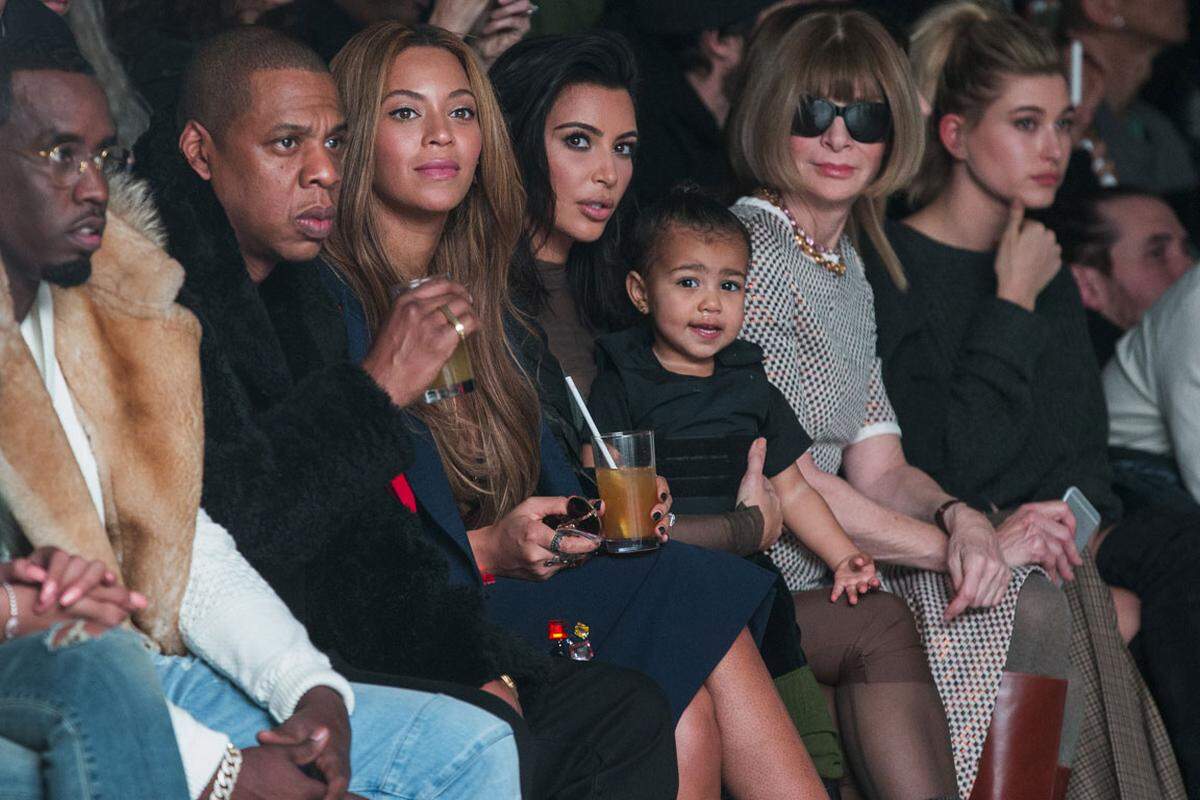 Die Tochter von Kim Kardashian und Kanye West ist im zarten Alter von 19 Monaten schon für ihre textilen Extravaganzen berühmt. "Nori" führte auf der New Yorker Fashion Week eine Art kugelsichere Weste aus.Februar, 2015