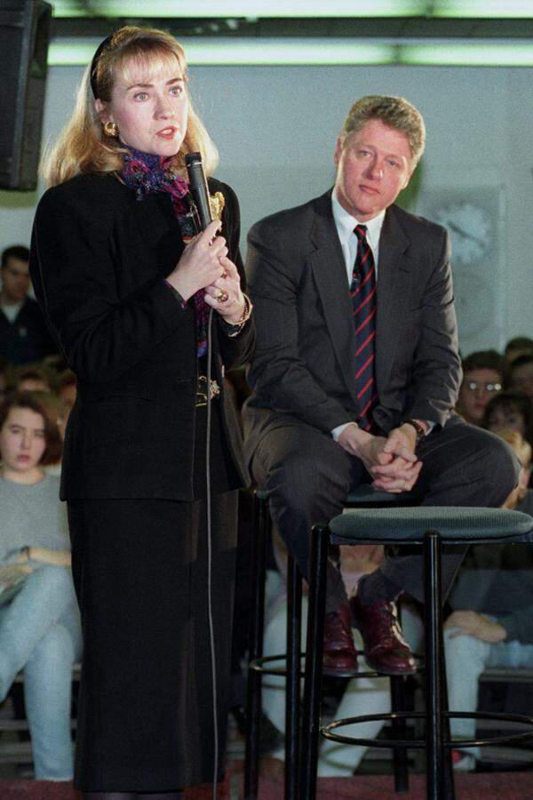 Ins Rampenlicht der internationalen Öffentlichkeit geriet Hillary Rodham Clinton erstmals im Jahr 1992, als ihr Mann Bill als US-Präsident kandidierte. Wenn man ihn wähle, bekomme man "zwei zum Preis von einem", scherzte Bill damals. "Billary" war der Spitzname, mit dem Gegner Bill und Hillary Clinton gleichermaßen schlecht machten.Im Bild: Hillary bei einem Wahlkampfauftritt für ihren Mann Bill im Jahr 1992.