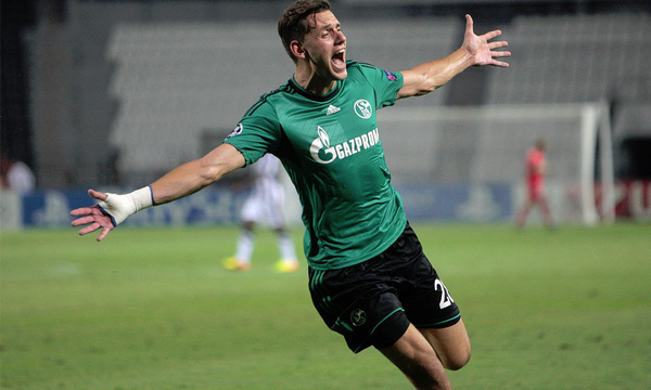 Schalke-Spieler Adam Szalai jubelt.