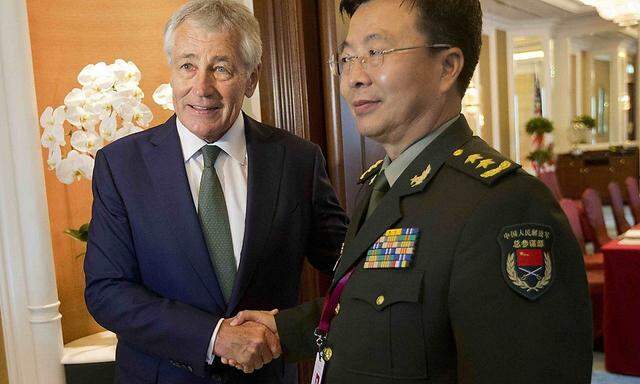 Chinas stellvertretendem Stabschef Wang Guanzhong (re.) musste sich einige Kritik von US-Verteidigungsminister Chuck Hagel (li.) anhören.