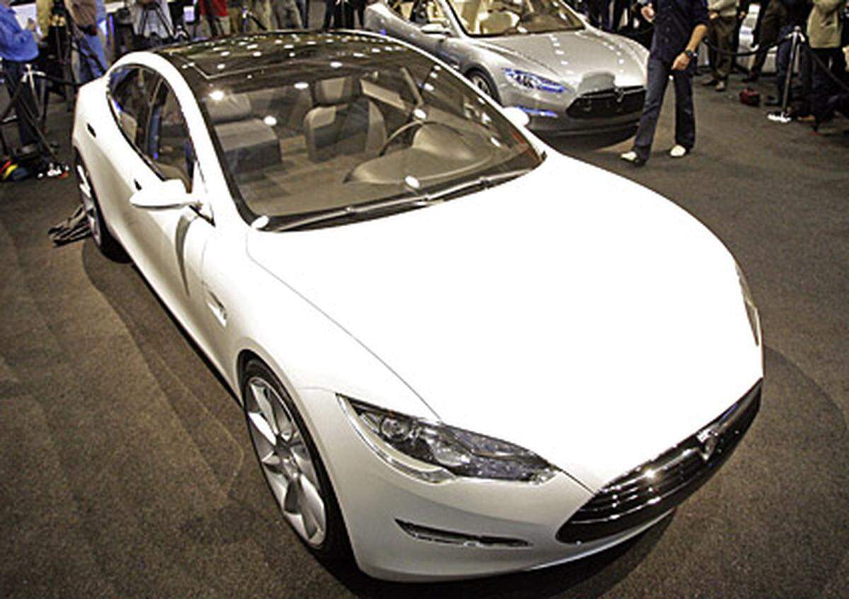 Als Höchstgeschwindigkeit gibt Tesla 209 km/h an. Den Prestigesprint auf Tempo absolviert der Viertürer in unter sechs Sekunden. Das "Model S" soll innen vielseitig wie ein SUV sein und bis zu fünf Erwachsenen plus zwei Kindern - im Viertürer ist eine dritte Sitzreihe versteckt - Platz bieten.