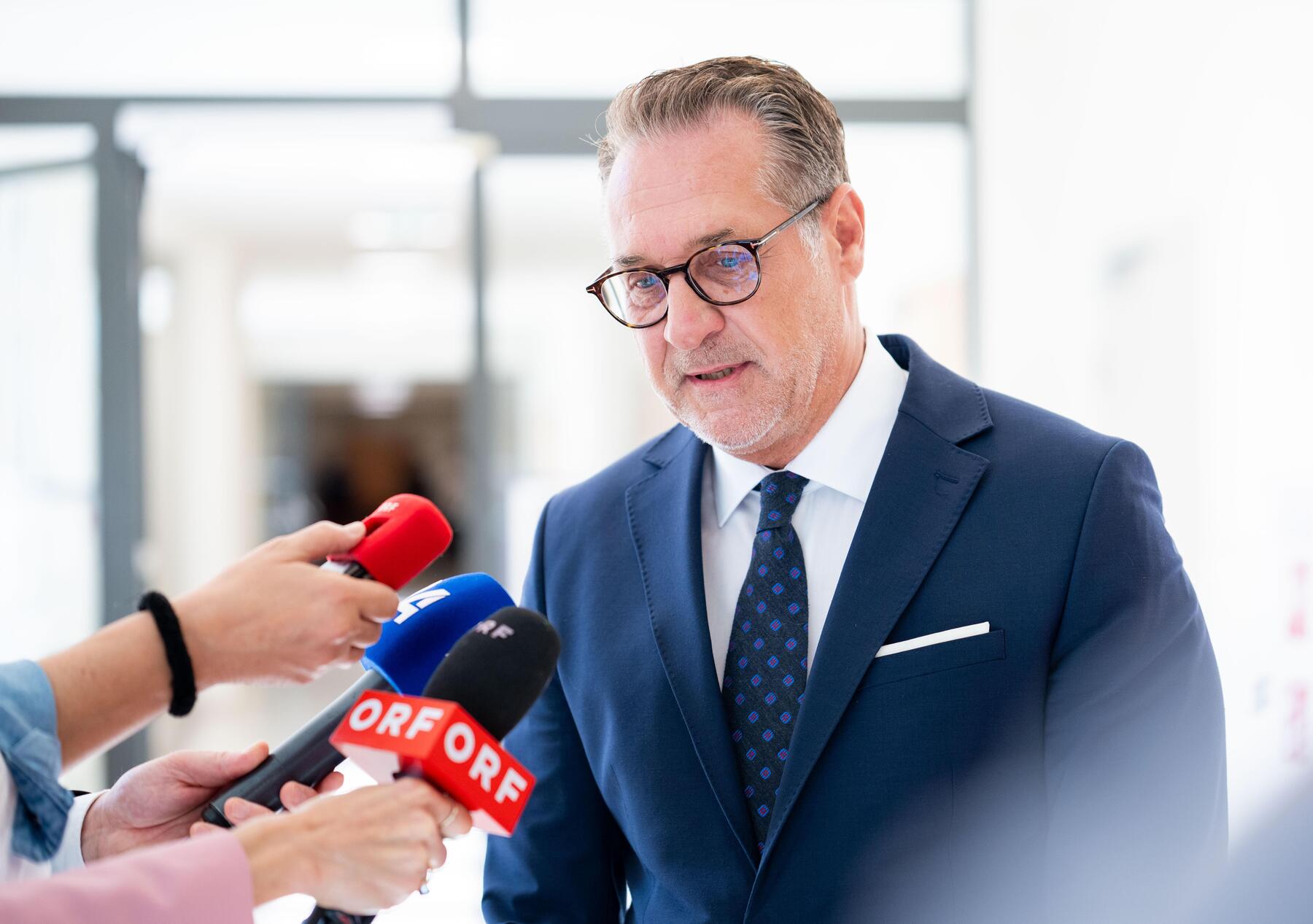 Verdict Nears: Closing Arguments in Strache Trial Underway