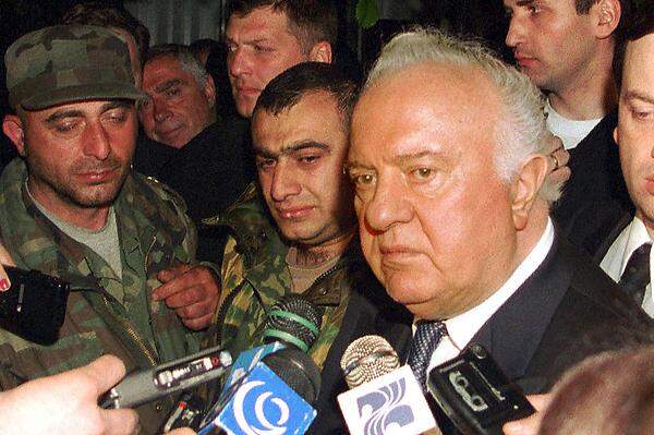 Auch intern unter Druck: Gerade war das Land zehn Jahre alt geworden, musste sich Schewardnadse 2001 einer Meuterei innerhalb der Nationalgarde erwehren. Auch diese Anfechtung überstand der georgische Präsident.