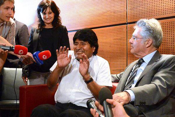 Bundespräsident Heinz Fischer fuhr zum Flughafen, um sich "persönlich zu vergewissern", dass alle Abläufe im Zusammenhang mit dem Aufenthalt Morales' in Wien völlig korrekt gewesen seien und dass er gut behandelt worden sei.