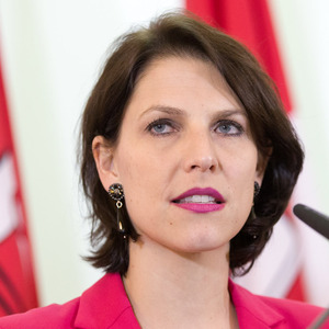 Es sei ihr auch „ein großes Anliegen, den Opferschutz weiter auszubauen und die aktive Täterarbeit zu fördern“, sagte Edtstadler.