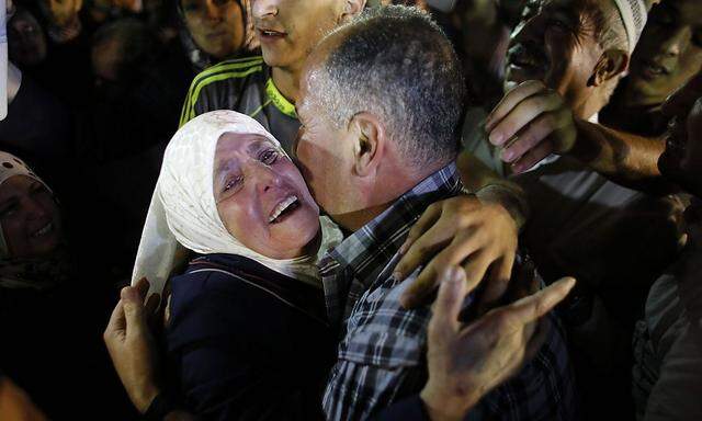 Freed Palestinian prisoner Annatsheh is greeted by his mother upon his arrival in the West Bank city of Ramallah