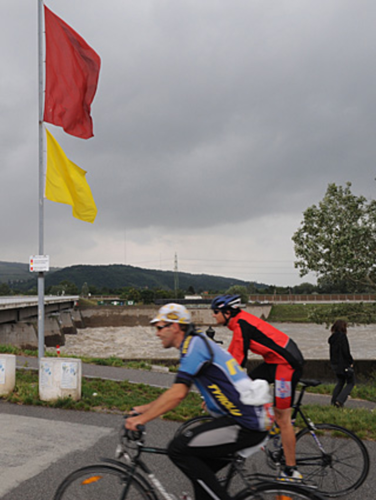 Jetzt ist es trotz der vielen Anrufe vergleichsweise ruhig. Und verlassen. Auch der Eisstand, der sonst neben dem Einlaufbauwerk, steht, ist nicht da – zu viel Regen. Sobald es sonniger wird, die Donau aber noch Hochwasser führt, kommen sie aber wieder, die vielen Schaulustigen, die hier ins Wasser starren. „Dann“, sagt Klikovits, „macht der Eisstand ein Geschäft wie sonst das ganze Jahr nicht.“