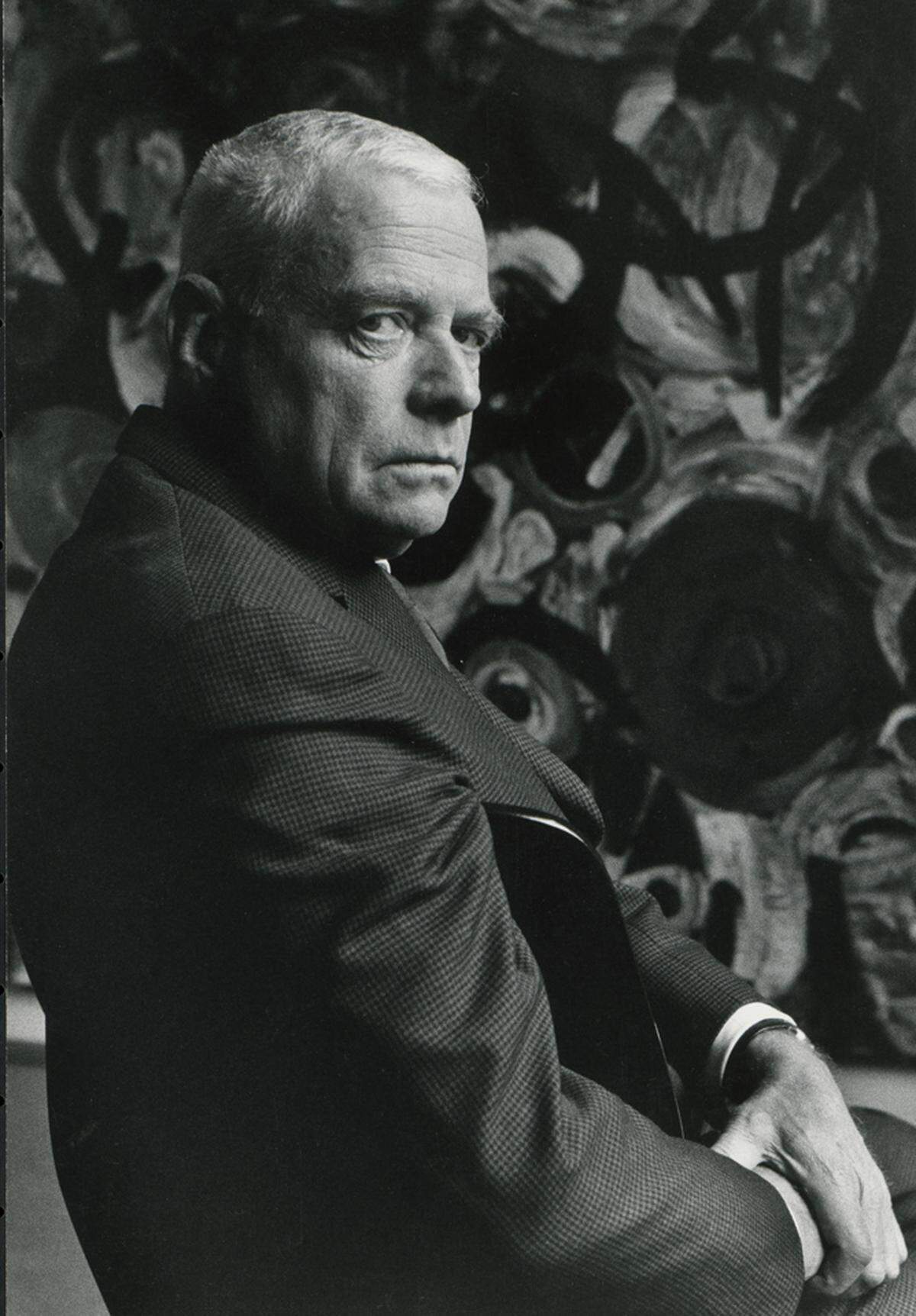 Ernst Wilhelm Nay vor seinem Gemälde Silbergrauen; 1963