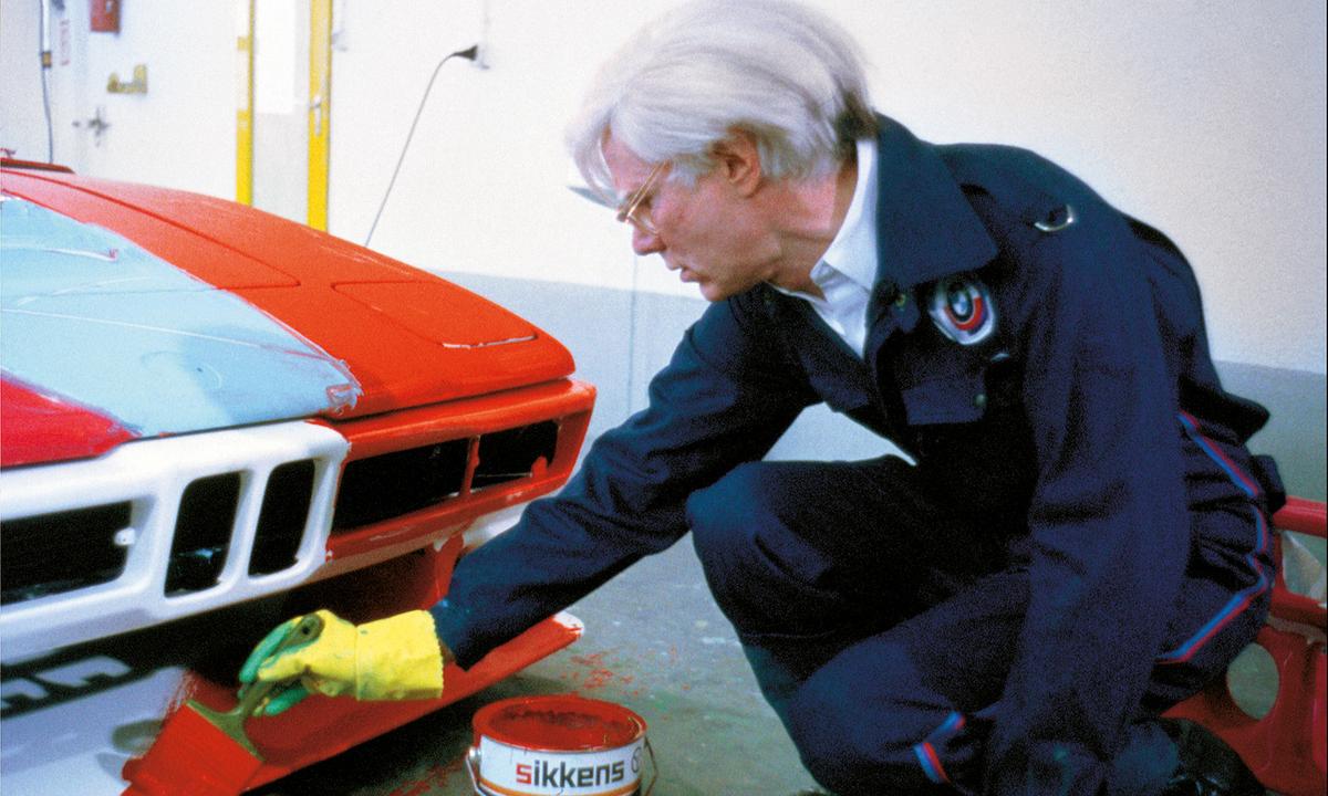 Eine halbe Stunde, länger hat der Meister nicht gepinselt: Andy Warhol und BMW M1 Procar, 1979.
