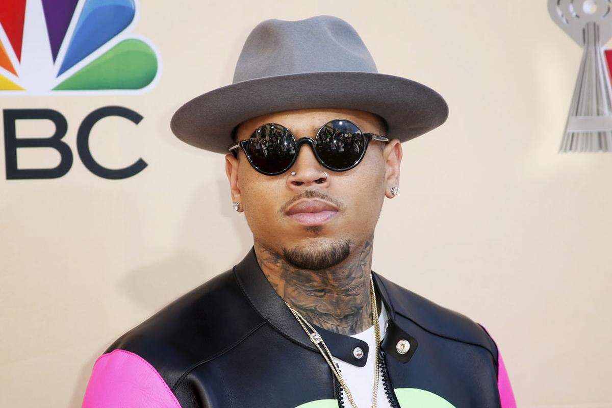 Der Sänger Chris Brown wurde im Sommer 2016 ebenfalls öffentlichkeitswirksam festgenommen. Er soll eine Frau in seiner Villa in Los Angeles mit einer Waffe bedroht haben, teilte die Polizei am 30. August mit. Laut US-Medien warteten Polizisten knapp zwölf Stunden vor dem Haus des Sängers, bevor sie einen Beschluss zur Durchsuchung erwirkt hatten und den 27-Jährigen festnehmen konnten.