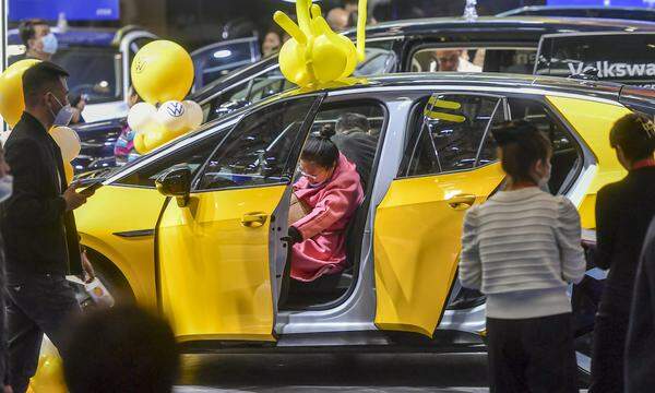 Eine Autoshow in der Uiguren-Region. VW hoffte, den Vertrag über das Joint Venture dort stillschweigend auslaufen lassen zu können. Daraus wird nun wohl nichts.  