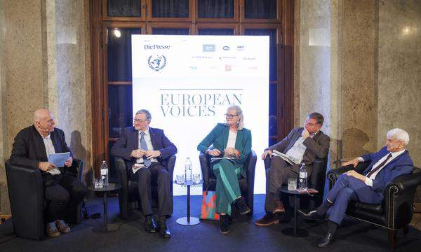 Auf dem Podium: Moderator Thomas Seifert, Danilo Türk, Ursula Plassnik, Ivan Krastev und Mikulás Dzurinda (v. l.).