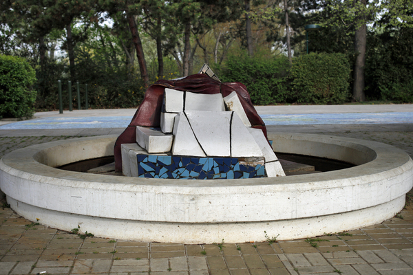Unter dem (ehemaligen) Dach des Kaffeehauses am Kaffeehausberg findet sich die "Hommage an Anna Freud", die Tochter Sigmund Freuds. Eine Keramik-Wasserskulptur erinnert an die Psychoanalytikerin (1895 - 1982): "Die Rose symbolisiert den weiblichen Eros, das Leiden, das Sprudeln des Wassers, die Schwelle zum Unbewußten, Geburt und Geborgenheit" steht da geschrieben.