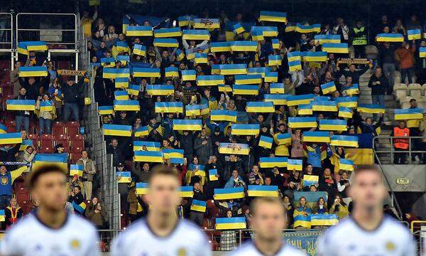 Spieler und ukrainische Fans