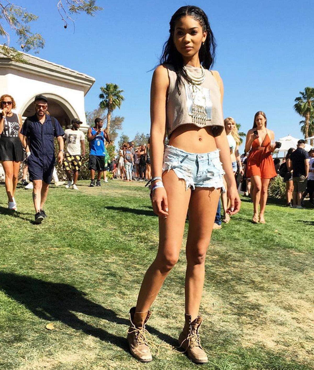 Mikro-Shorts und Stiefel gehören für Model Chanel Iman zum perfekten Festival-Outfit.