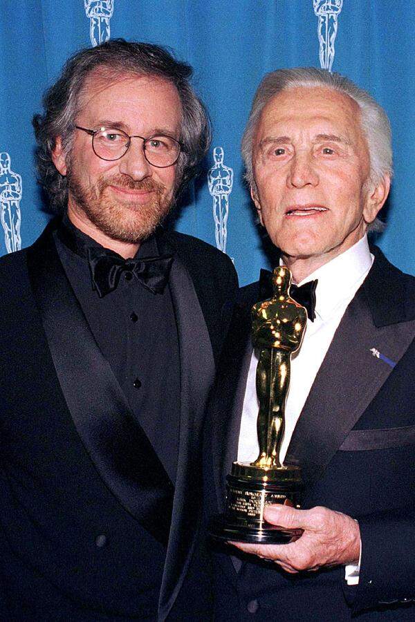 Erhalten hat er 1996 dann den Ehren-Oscar für sein Lebenswerk. Überreicht wurde ihm dieser von Regisseur Steven Spielberg.