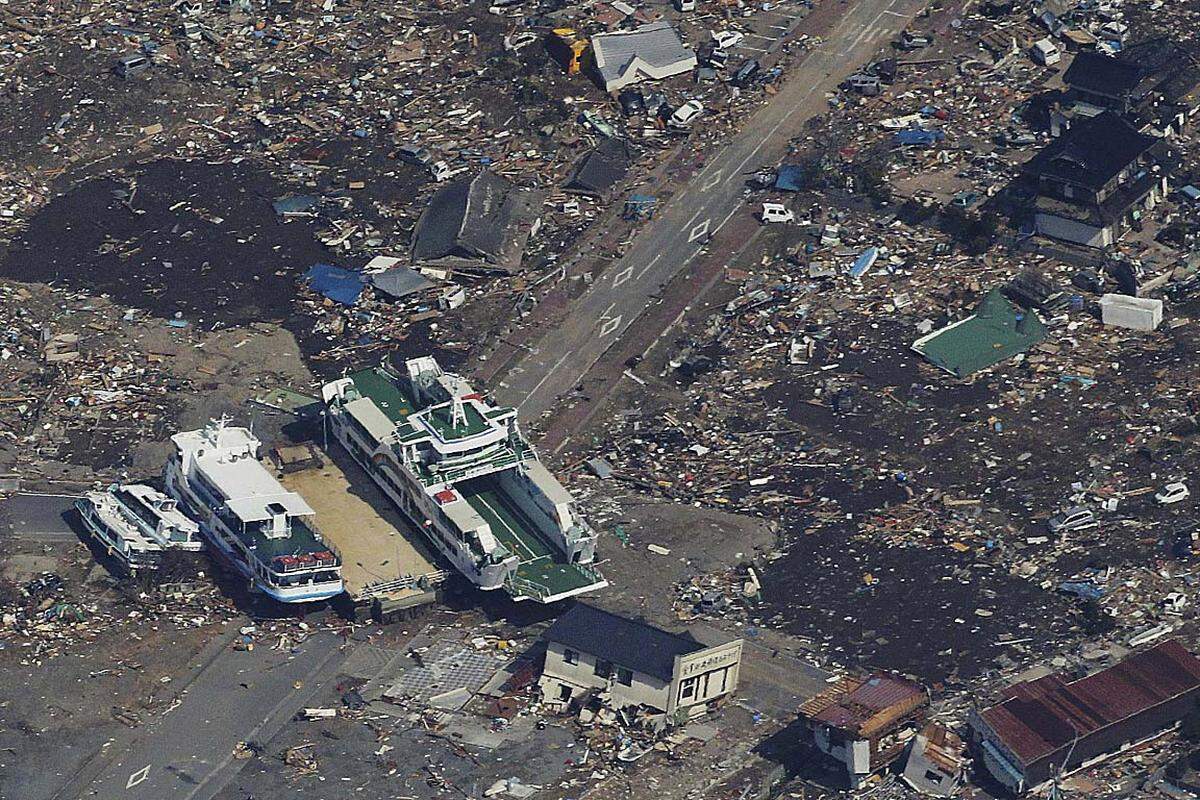 Montag (14. März): Eine Fähre und ein anderes Schiff liegen auf einer Straßenkreuzung in Kesennuma.