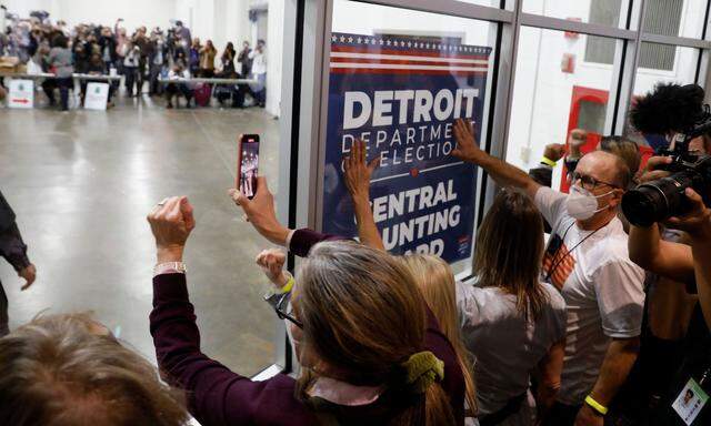Anhänger Donald Trumps hämmern in Detroit (Michigan) gegen die Fensterscheibe einer Wahlbehörde, in der Briefwahlstimmen ausgezählt werden. 