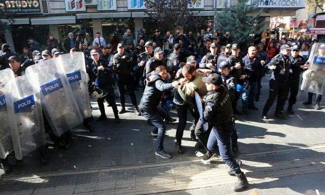 Bei Protesten gegen die Festnahmen kam es zu Zusammenstößen zwischen Polizei und Demonstranten