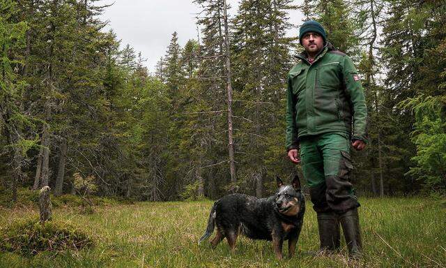 Bauer Christian Bachler mit seinem Hund Nessi