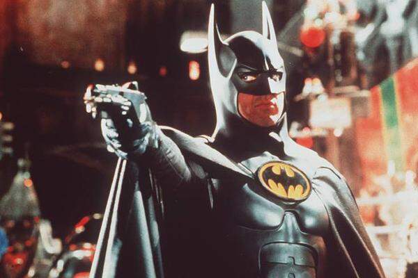 Ungleich düsterer, wenngleich auch durchaus humorvoll legte Tim Burton seine beiden Kinofilme (1989, 1992) an. In "Batman" (1989) spielte Michael Keaton die Hauptrolle (sein Antagonist: Jack Nicholson als Joker). Die Entscheidung wurde kontrovsersiell diskutiert. Die Firma Warner Bros. bekam Zehntausende Protestbriefe. Aber Keaton sollte zu den besseren Batman-Darstellern gehören.