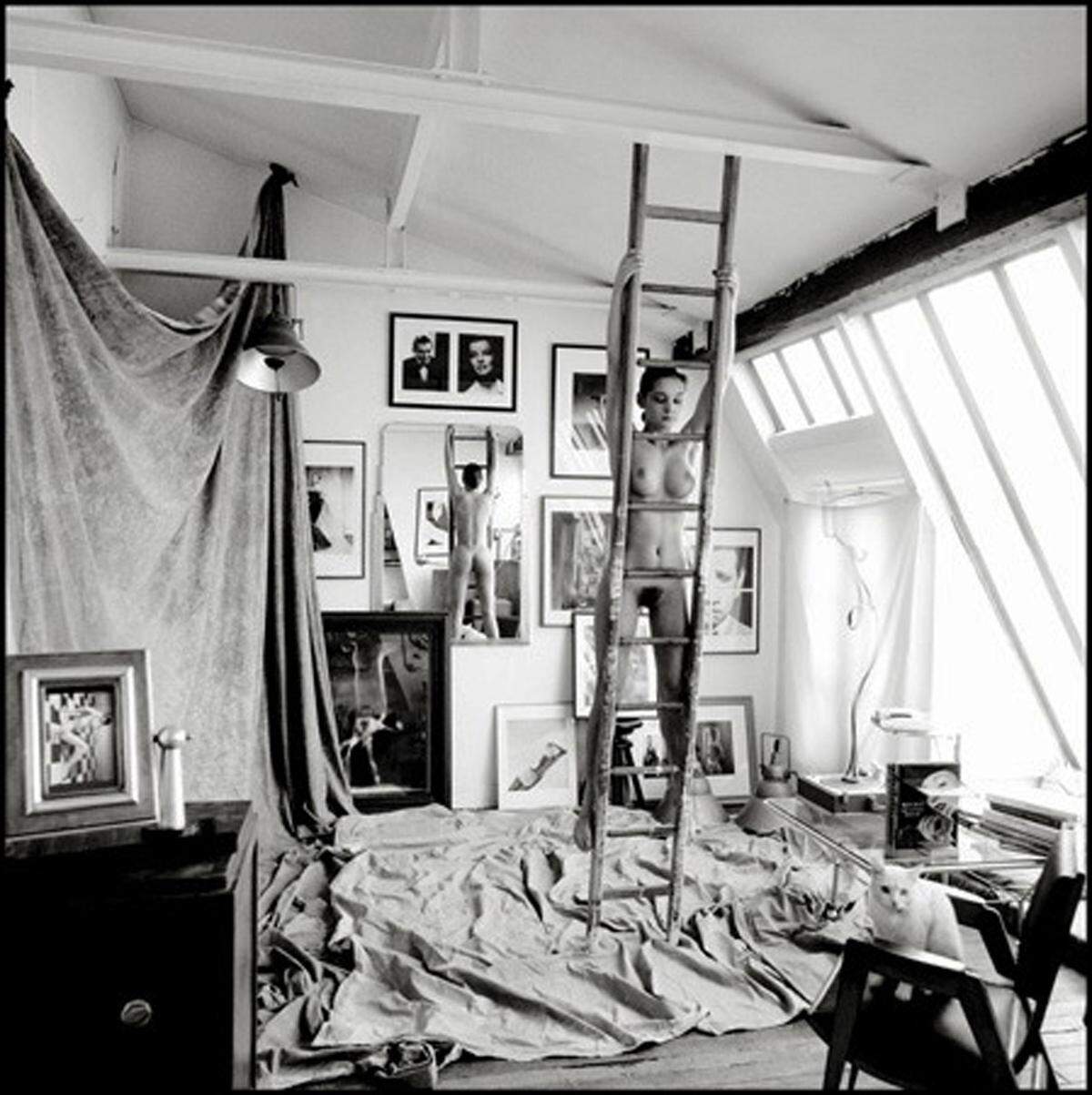 Mark Arbeit widmet sich der künstlerischen Fotografie. 1992 die Serie ‚Artist Atelier’, für die er nackte Modelle in Pariser Künstlerateliers fotografierte.Atelier Reaumur #1, Paris 1993.