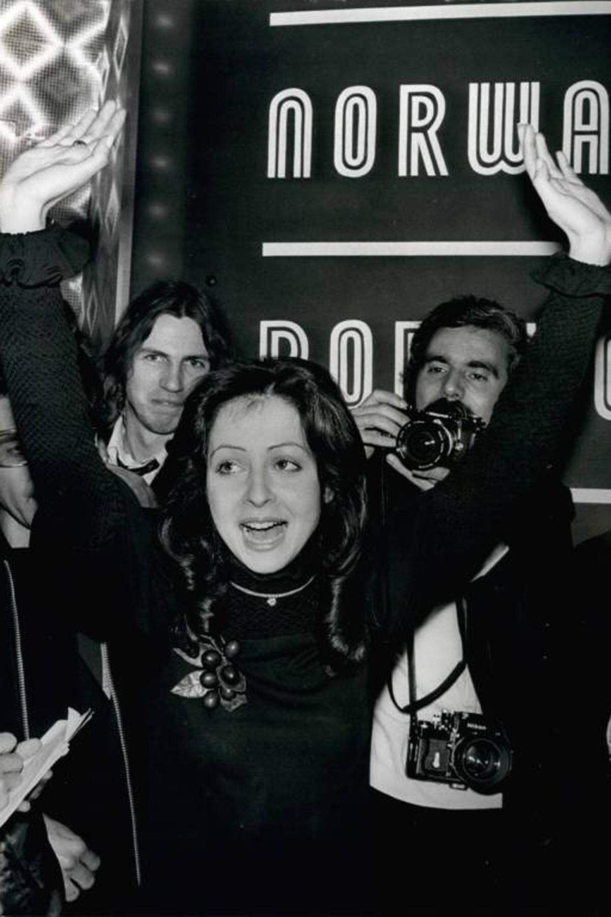 1972. Mit zwei Staatsbürgerschaften ausgestattet, der deutschen und der griechischen, trat Vicky Leandros 1967 erstmals für Luxemburg beim Song Contest an. 1972 gewann sie mit „Après toi“, ebenfalls für Luxemburg, den Grand Prix.