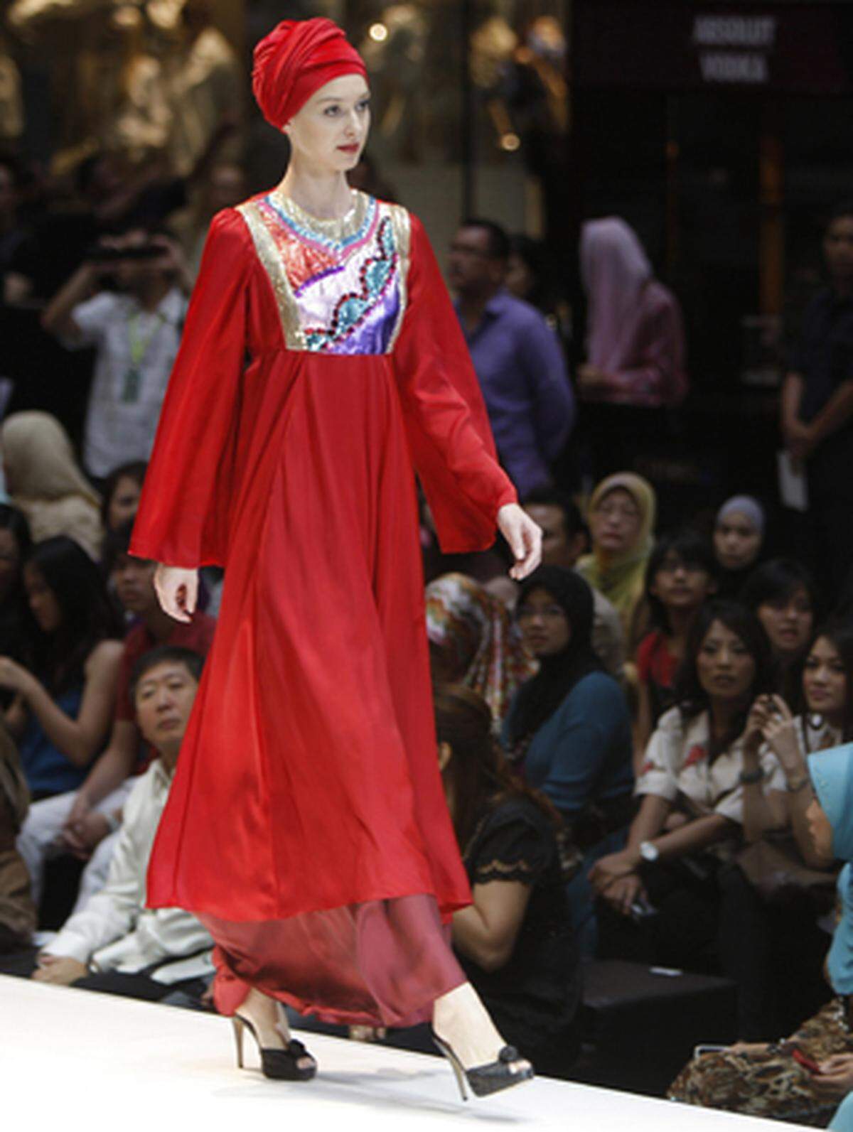 Malaysia International Fashion Week, Designer: Mona Din