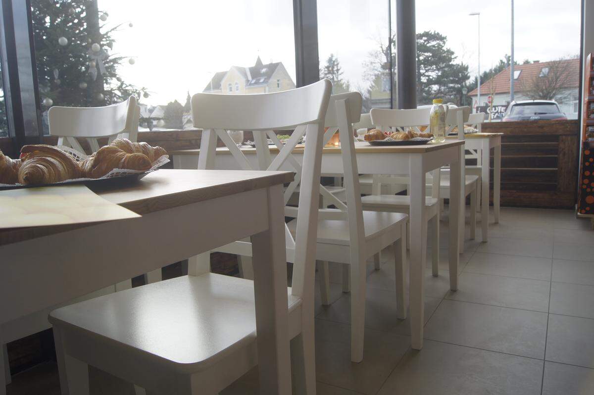 Denn ein kleiner Sitzbereich, direkt bei den Torten und Bäckereien angesiedelt, lädt zum Verweilen ein.