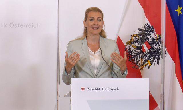 Arbeitsministerin Christine Aschbacher kündigt Bildungsbonus für Arbeitslose an