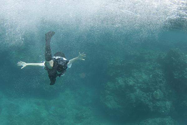 von Naomi Kawase (Japan)Erwachsenwerden auf der subtropischen japanischen Insel Amami-Ōshima: Der 16-jährige Kaito entdeckt eine Leiche im Meer. Gemeinsam mit seiner Freundin Kyoko lernt er, den Kreislauf von Leben, Tod und Liebe zu verstehen.