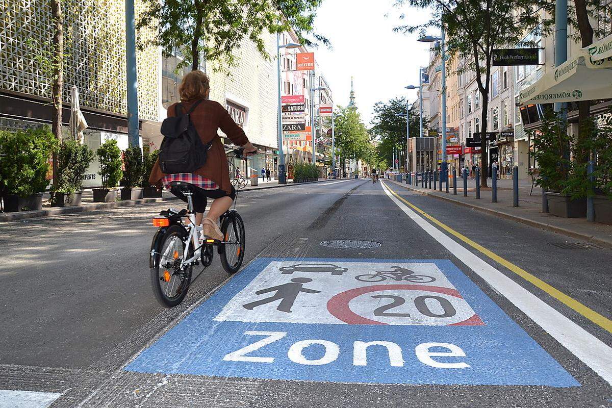 Die zweite markante Änderung neben der Fußgängerzone: Die Begegnungszonen. Eine Verkehrsfläche, wo Autos, Fußgänger und Radfahrer gleichberechtigt sind. In der Mariahilfer Straße gilt die Höchstgeschwindigkeit von 20km/h.