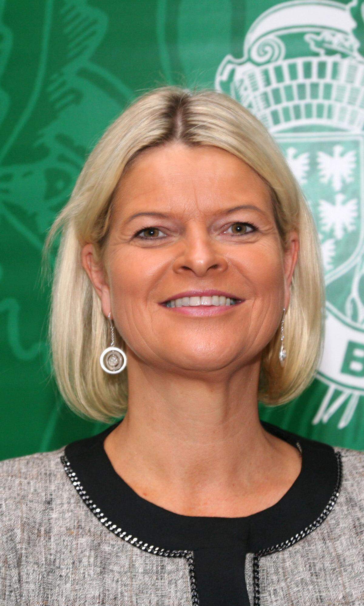 Der Name Klaudia Tanner wird ebenfalls in Zusammenhang mit dem Landwirtschaftsministerium genannt. Die 47-jährige Juristin ist Direktorin des niederösterreichischen Bauernbunds und war bereits zwischen 2001 und 2003 für ein Ministerium tätig – als Mitarbeiterin vom einstigen Innenminister Ernst Strasser (ÖVP).  