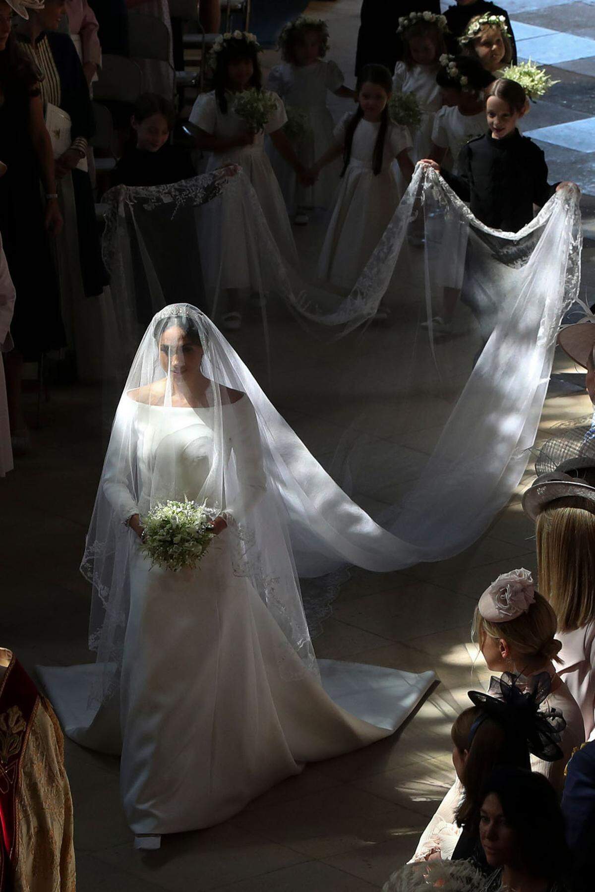 Darunter waren Vergissmeinnicht, eine der Lieblingsblumen von Harrys verstorbener Mutter Prinzessin Diana sowie Edelwicke, Maiglöckchen, Astilben, Jasmin und Sterndolden.