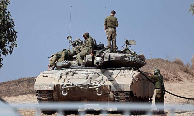 Israelische Truppen marschieren an der Grenze zum Gazastreifen auf. 