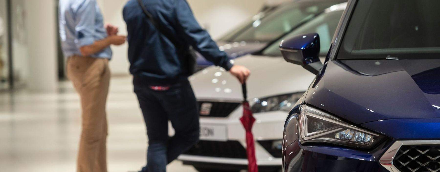 Autokäufer im Schauraum: „Klassische Autobauer senken die Listenpreise ihrer Fahrzeuge so gut wie nie.“