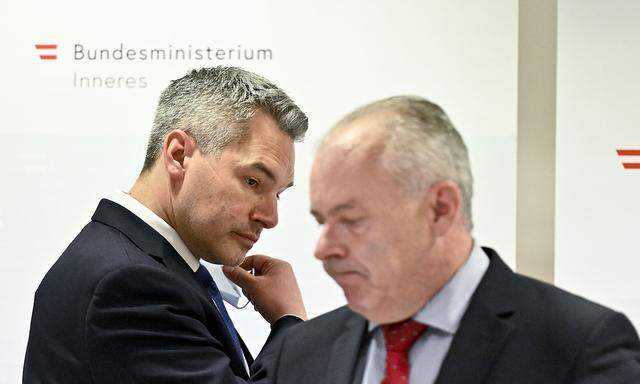 Innenminister Karl Nehammer (L/ÖVP) und Bernhard Treibenreif, Leiter des Einsatzstabes im Innenministerium, bei der Pressekonfernez am Montag.