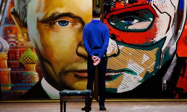 TOPSHOT-RUSSIA-PUTIN-PAINTING-EXHIBITION-CULTURE