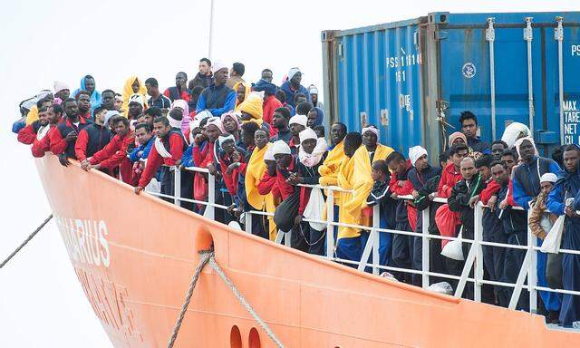 Archivbild: Ende Mai landen Miganten auf einem Schiff der NGO "SOS Mediterranee" auf Sizilin. Ein Ende des Flüchtlinsstroms ist nicht in Sicht.