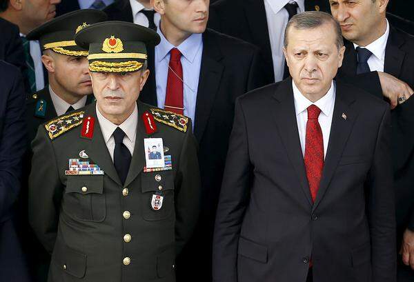Türkische Sicherheitskräfte hatten den von Putschisten festgehaltenen Armeechef Hulusi Akar (links) am Morgen befreit. General Akar sei an einen sicheren Ort gebracht worden, hieß es.