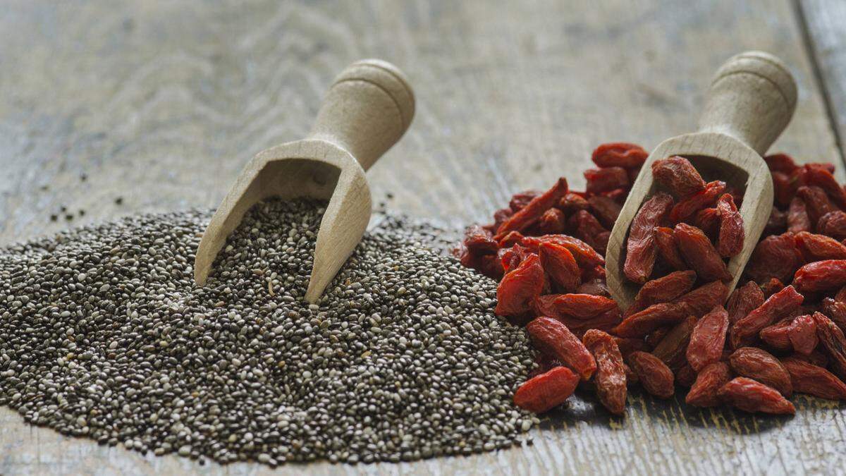 Superfoods versprechen Gesundheit und spülen vor allem Geld in die Kasse. 2016 wurden in Deutschland Chia-Samen, Goji-Beeren und Co. für insgesamt 42,6 Millionen Euro verkauft, berichtete die Marktforschungsfirma Nielsen. 2014 lag der Umsatz noch bei 1,5 Millionen Euro.