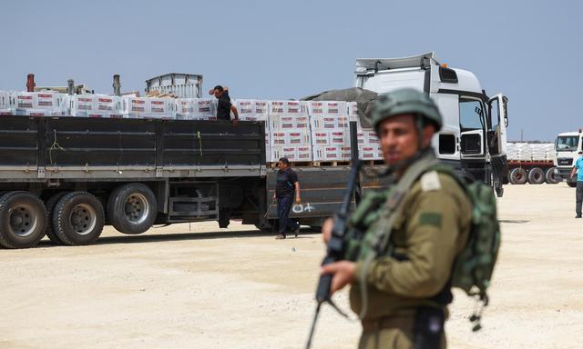 Ein israelischer Soldat bewacht beim Grenzübergang Erez Hilfslieferungen für den Gazastreifen.