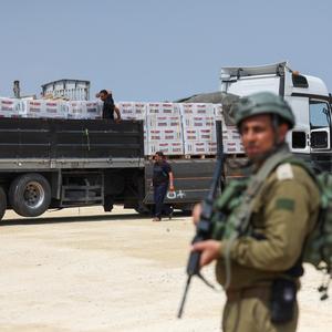Ein israelischer Soldat bewacht beim Grenzübergang Erez Hilfslieferungen für den Gazastreifen.