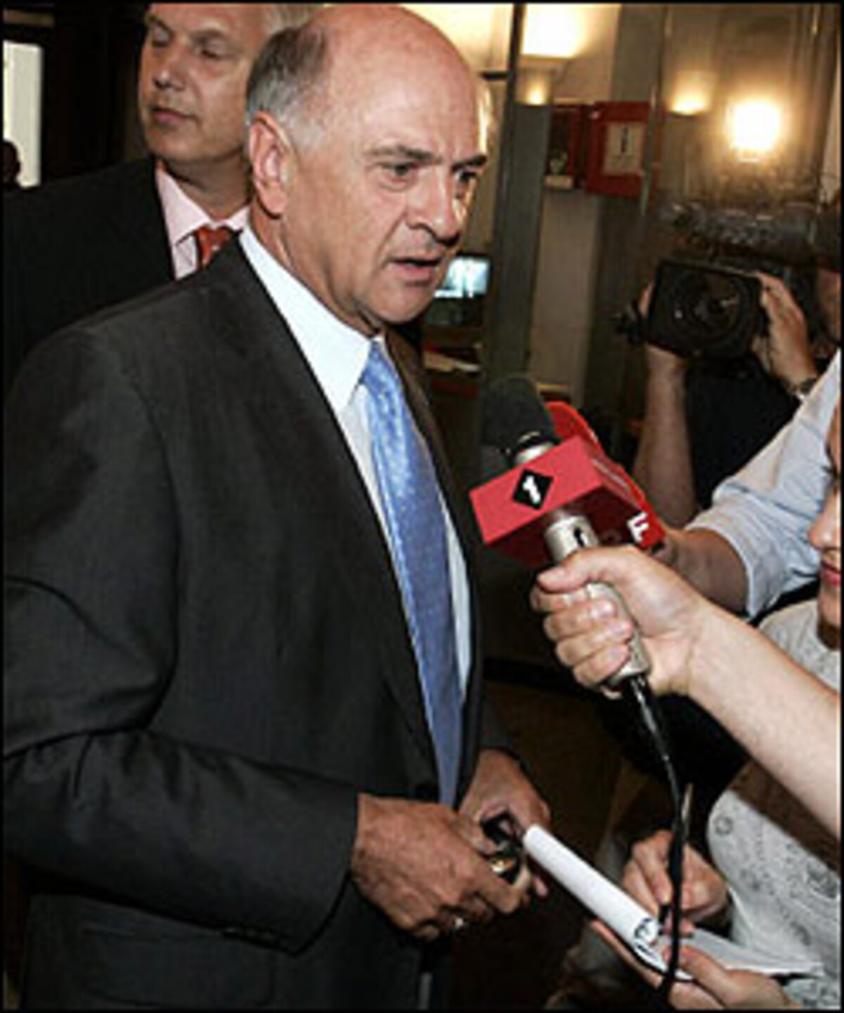 "Zu Koalitionsfragen gibt es heute von mir keine Aussage."Der niederösterreichische VP-Landeshauptmann Erwin Pröll bezeichnet sowohl eine Obmann-Diskussion in der ÖVP als auch die Frage möglicher Koalitionen als "oberflächlich".